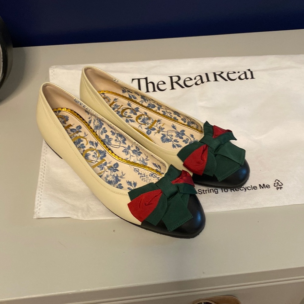 Gucci Cream and Black Flats with Red and Green Bow